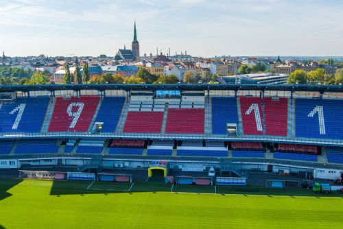 obrázek:Červená a modrá na budovách. Plzeň se obléká do fotbalových barev 