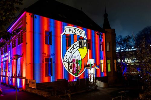 obrázek:Plzeň se před zápasem s Manchester United rozzáří do červenomodré