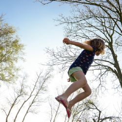 Plzeňané si užívají novou sportovní atrakci, venkovní obří trampolíny