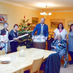 Plzeňští radní rozvezli vánoční dary do 21 sociálních zařízení