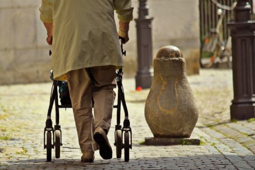 obrázek:Pod záminkou pomoci s nákupem v Rokycanech okrádal seniorku