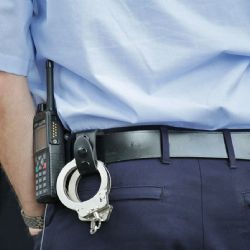 Strážníci resuscitovali muže ležícího v kolejišti