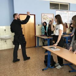 Policisté si s dívkami v rámci projektu 