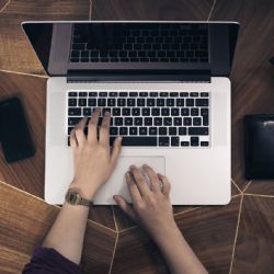 Prodeje zboží, kryptoměny. Internetoví podvodníci řádí napříč krajem