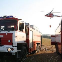 Rekordní počet požárů lesů, polí a luk likvidovali v červenci hasiči v kraji