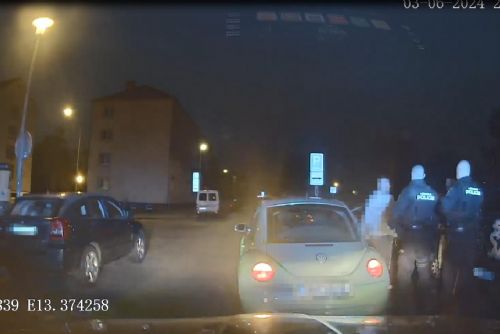 Foto: Řidič v Plzni narychlo přelezl na místo spolujezdce 