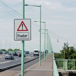 Řidiče v obcích kraje hlídá přes 80 informačních radarů