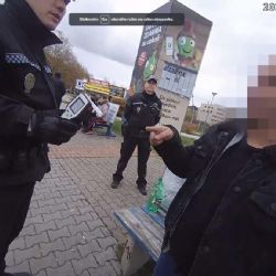 S petkou vína v ruce urážel cestující na zastávce