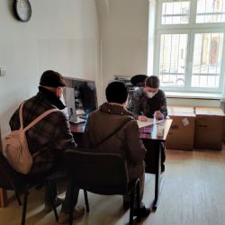 Senioři využívají služeb kontaktního místa k vyzvedávání respirátorů