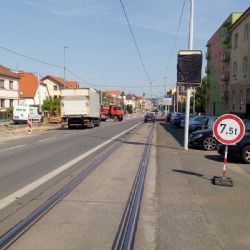 Slovanská  v úseku Částkova-Malostranská zavírá