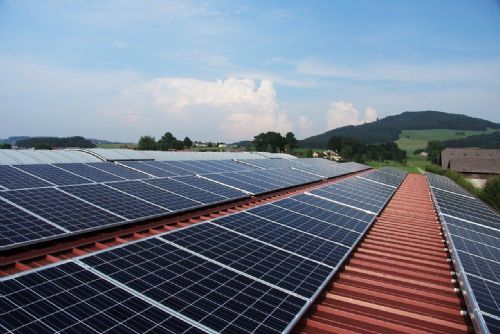 Foto: Stále víc bytových domů v kraji chce připojit na fotovoltaiku