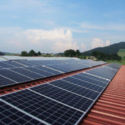 Stále víc bytových domů v kraji chce připojit na fotovoltaiku