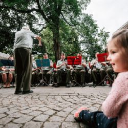 Taneční vínek pro seniory se přesouvá na ulici