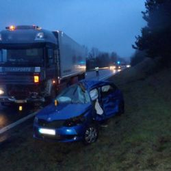 U Horní Folmavy bouralo auto s kamionem, řidič v nemocnici zemřel