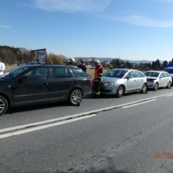 U Horní Lukavice se srazila tři auta, jedno řídila těhotná žena