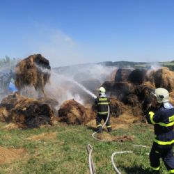 U Švihova hořely balíky slámy, hasiči místo přes noc hlídali