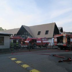 V areálu Transkempu na Hracholuskách hořel přístavek u hotelu