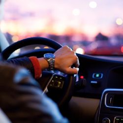 V Domažlicích srazil chodce, bez řidičáku opět sedl za volant