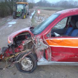V Kařízku bouralo auto s traktorem