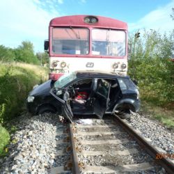 V Klatovech vjelo auto pod vlak