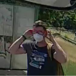 V Lobzích na zastávce onanoval před dívkou