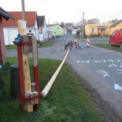 V Třebnicích padla podříznutá májka na telefonní dráty 