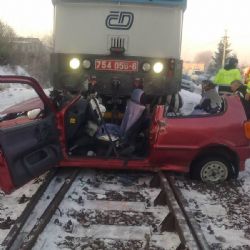 Ve Vejprnicích vjelo ráno auto pod vlak, tři mrtví