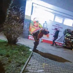 Velkou potřebu vykonal před zraky strážníků, poté skončil na záchytce