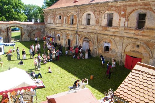 Foto: Výtěžek z Barokní veselice v Čečovicích přispěje na opravu zámku