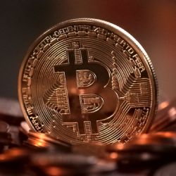 Ženě u bitcoinmatu v Plzni zachránil statisíce korun