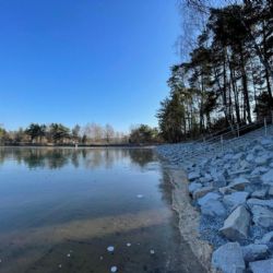 Zpevnění břehů Šídlováku je hotové, už se napouští