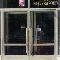 
Nejvyšší soud znovu otevřel případ sterilizace po porodu
