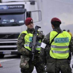 Padesát českých policistů odjíždí střežit hranice Maďarska