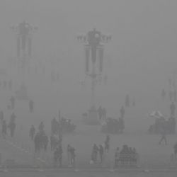 Peking pohltil dusivý příkrov smogu