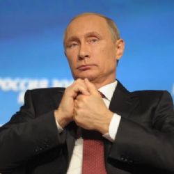 
Putin žádá rovnost, Merkelová odsuzuje protiislámské protesty
