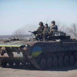 Rebelové a armáda prý dohodli stažení těžkých zbraní, útoky ale pokračují