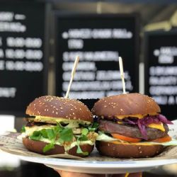Máte v plánu firemní akci s hamburgry nebo grilovací párty? Plzeňský catering vše zajistí!