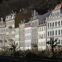 Splašení koně se řítili po karlovarském korzu