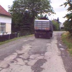 Chrást má rozbité silnice
