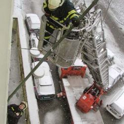 Opilou ženu sundavali ze střechy hasiči