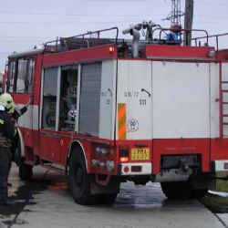 Ve Skvrňanech hořel v noci stan, popálený čekal na zastávce  