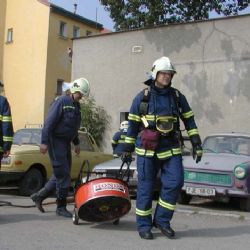 Na chodbě chebského domu hořelo