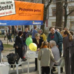 Proti relaxačnímu centru protestují v Boru stovky lidí