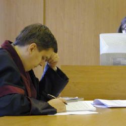 Nepřišel k soudu, má problémy s policií
