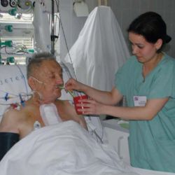 Senioři si mohou díky náramkům přivolat pomoc