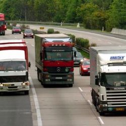 Opilý řidič kamionu boural na dálnici, škoda milion