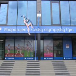 Před plzeňskou pobočkou GE Money Bank se skáče o tyči