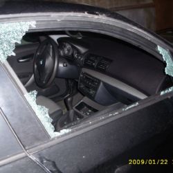 Z fiatu v Plzni ukradl člun, motor i mačetu