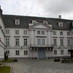 Budovy OÚ získají okresní města