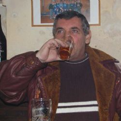 V baru pěstí prorazil sádrokartonovou příčku